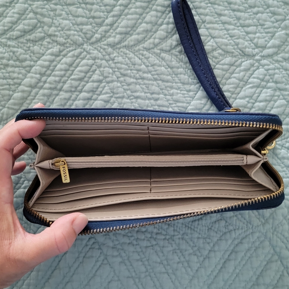 Fossil leather clutch/wristlet - Picture 3 of 8